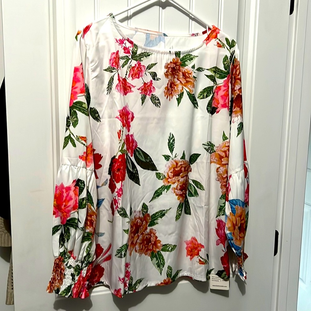 Size XL Womens blouse. NWOT.